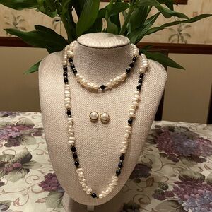 PEARL NECKLACE, BLACK BEADS AND GOLD SPACER BEADS. 17”WITH EARRINGS